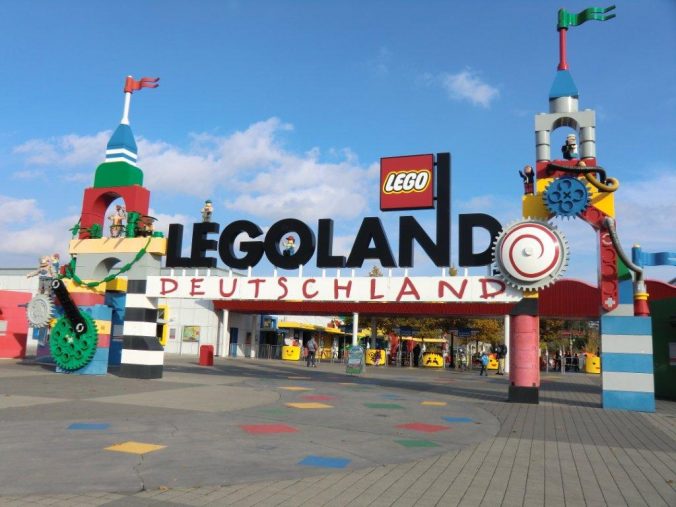 Der Eingang vom Legoland Deutschland in Günzburg.