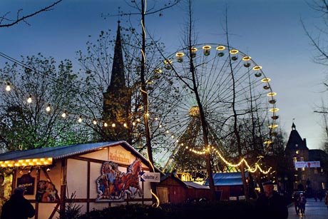 Ein Erlebnis ist der Weihnachtsmarkt in Moers. Foto: djd/Niederrhein Tourismus/Agentur Berns
