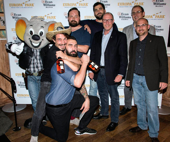 Alexander Braunbarth (mit Cowboyhut) freut sich gemeinsam mit der Jury und den Veranstaltern des Evan Williams Whiskey Contests über seinen Sieg. Bild: Europa-Park