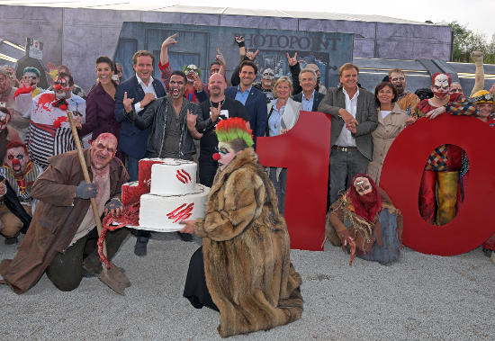 Die Familie Mack, Marc Terenzi und Make-Up Artist Bill McCoy freuen sich über das Jubiläum der Horror Nights. Bild: Europa-Park