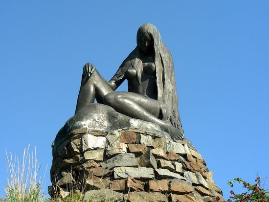 Die Statue der Loreley bei St. Goarshausen. Fotograf / Quelle: Jens Niemeyer Zur Verfügung gestellt von Romantischer Rhein Tourismus GmbH