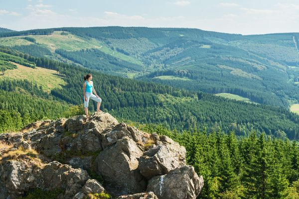 Zu den Sauerland-Wanderdörfern gehören die Orte Brilon und Olsberg, auf ihrem Gebiet findet man einige der schönsten Wanderwege des Sauerlandes. Den Ausblick vom Feldstein sollte man sich auch nicht entgehen lassen. Foto: djd/Tourismus Brilon Olsberg/Sauerland Tourismus, Dominik Ketz