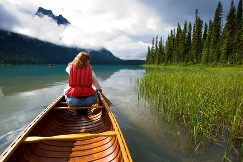 Die Gewässer bieten sich sowohl für Einsteiger als auch Fortgeschrittene für Rundfahrten mit dem Kanu an. Bild: Fasten Your Seatbelts / Tourismus British Columbia