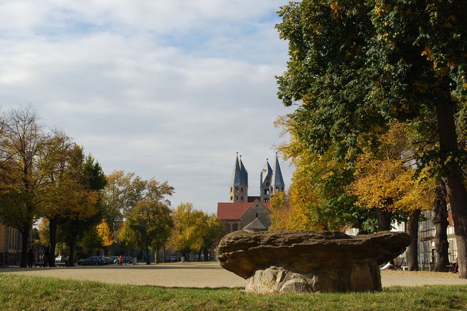 Auf dem Halberstädter Domplatz können gleich zwei romanische Bauten besucht werden: die Liebfrauenkirche sowie der Dom St. Stephanus und St. Sixtus. Foto: djd/Halberstadt Information