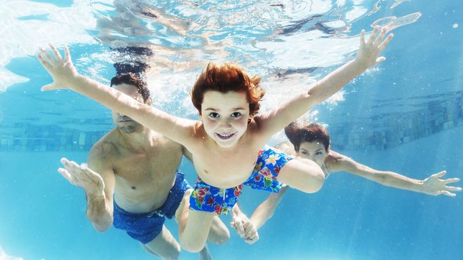 In Bad Reichenhall können Eltern und Kinder einfach mal abtauchen. Foto: djd/RupertusTherme/Getty
