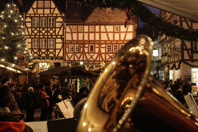 Limburgs Weihnachtsmarkt findet vor einer malerischen Fachwerkskulisse statt. Foto: djd/AK Tourismus FrankfurtRheinMain/S. Braun