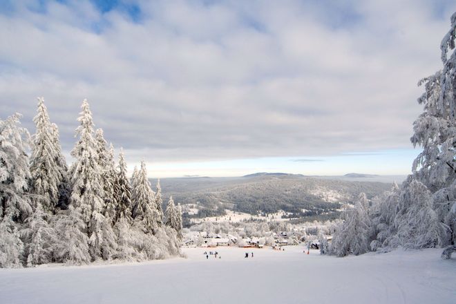 Fans der kalten Jahreszeit können sich im Dreiländereck von unverfälschter Natur und der Schönheit einer abwechslungsreichen Kulturlandschaft verzaubern lassen. Foto: djd/ARGE Dreiländereck