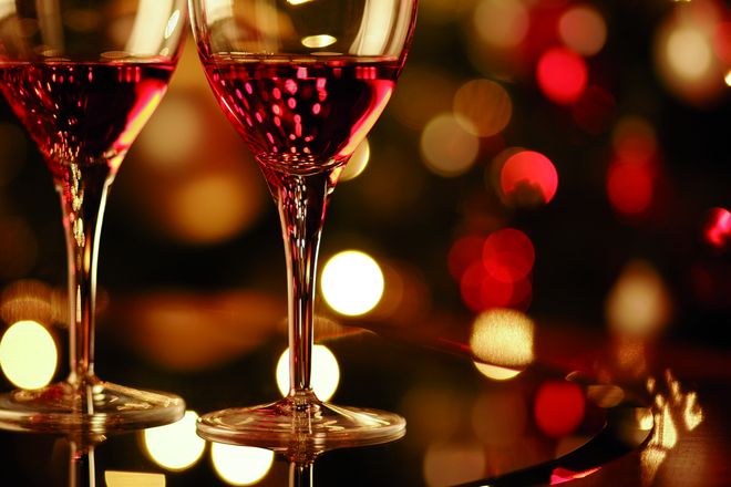 Mit Weinen aus Württemberg kann Weihnachten beginnen. Foto: kieferpix/istockphoto.com/akz-o