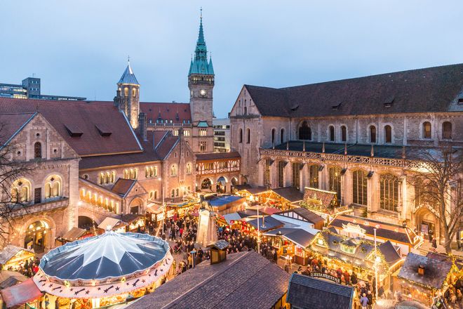 Blick von oben über den Weihnachtsmarkt der Löwenstadt Braunschweig. Foto: djd/Braunschweig Stadtmarketing GmbH