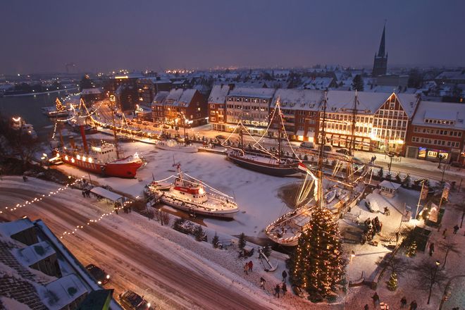 Der Emder "Engelkemarkt" lädt zum Verweilen auf festlich beleuchteten Museumsschiffen ein. Foto: djd/TMN/Emden Marketing & Tourismus