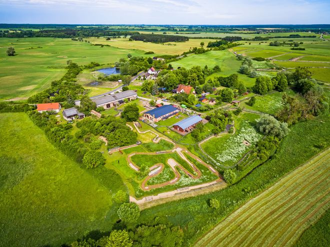 Die Uckermark von oben mit einem beeindruckenden Blick auf die besondere Landschaft und der Weitläufigkeit der Region. Foto: djd/tmu GmbH/Luftbild Straußenhof/Mario Thiel