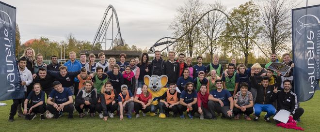 Miriam Mack (Mitte) mit Fredi Bobic und Timo Bracht sowie den Teilnehmern des Laureus Jugendcamps im Europa-Park . Bild: Europa-Park