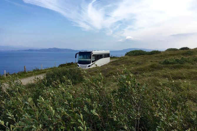 Der Natur so nah: Reisemobile mit großzügigen Wasser- und Energievorräten können länger autark und ohne Stationen in der Zivilisation unterwegs sein. Foto: djd/MORELO Reisemobile