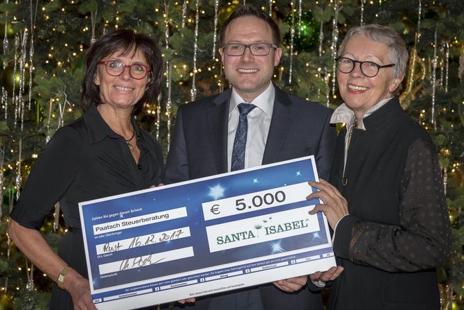 Marianne Mack (li.) und Barbara Dickmann vom Verein „Santa Isabel e.V. - Hilfe für Kinder und Familien“ gemeinsam mit Christian Paatsch. Bild: Europa-Park