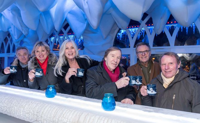 (v.l.n.r.): Aufwärmen in der Eisbar „Glaciar“: Jürgen und Mauritia Mack, Elvira und Günter Netzer, Roland Mack und Berti Vogts. Bild: Europa-Park