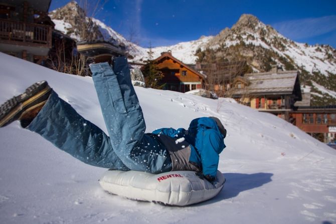 Airboard im Schnee. Bild: Groupe Pierre et Vacances Center Parcs