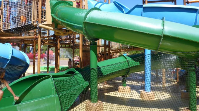 grüne Röhrenrutsche im Wasserspielhaus | Fårup Sommerland Water Play House slide