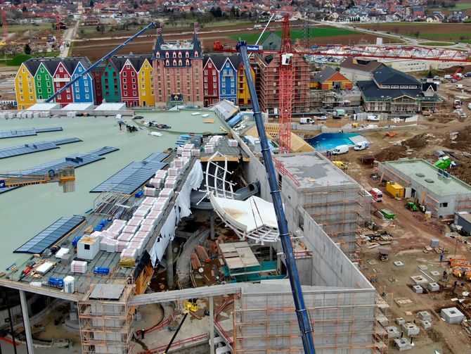 Das Element der „Tornado Wave“ schwebt durch die Dachkonstruktion. Bild: Europa-Park