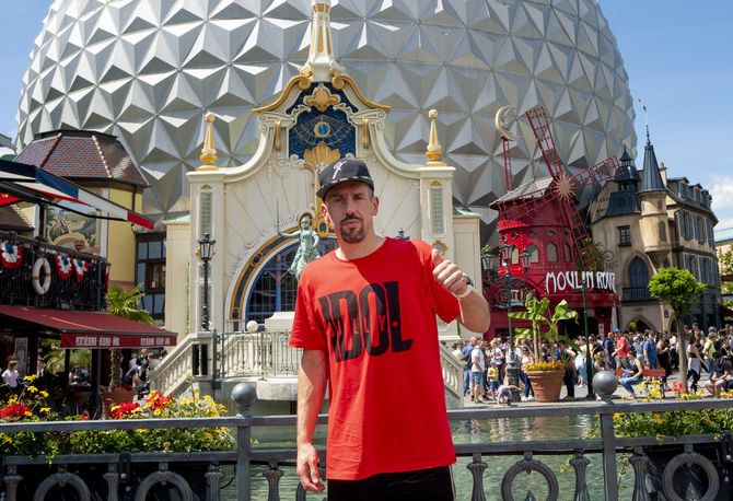 Franck Ribéry im Französischen Themenbereich des Europa-Park. Bild: Europa-Park